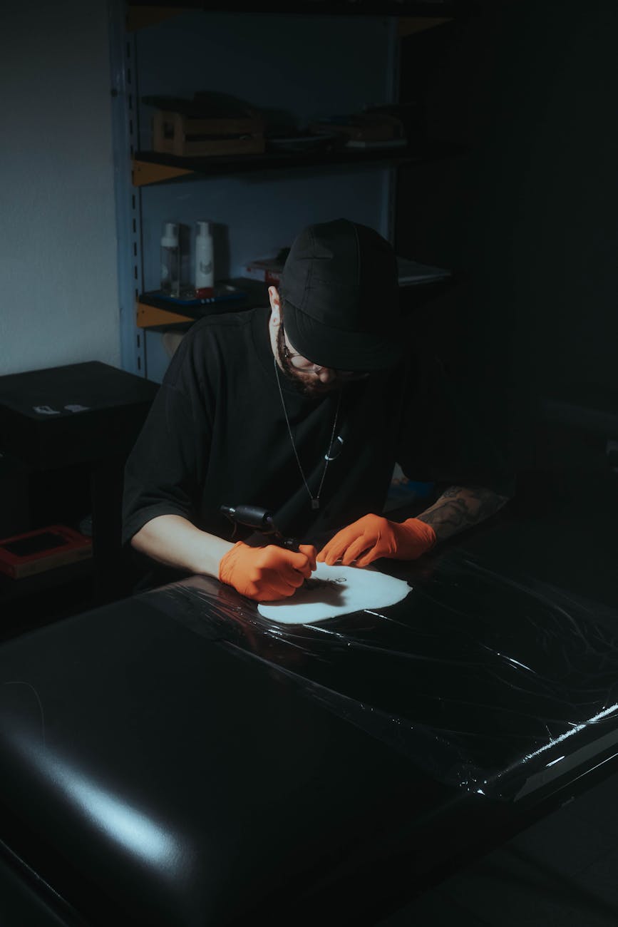 Tattoo Artist bei der Arbeit